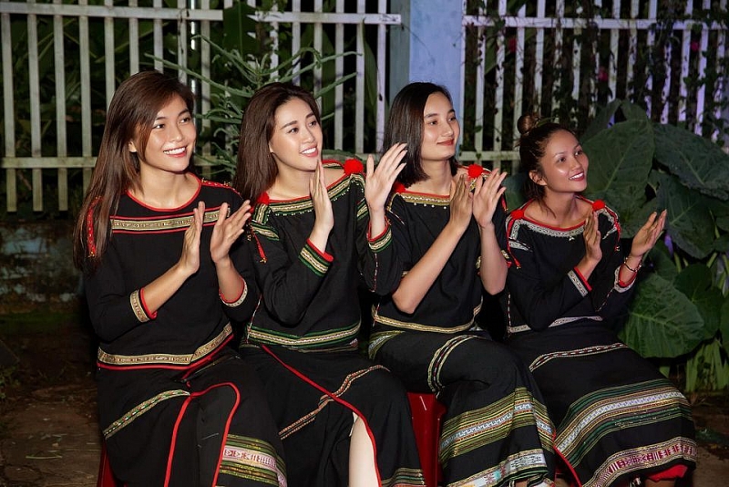 Hoa hậu Khánh Vân cùng các người đẹp Việt lưu giữ Trung Thu truyền thống