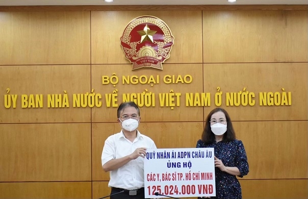 Ủy ban Nhà nước về người Việt Nam ở nước ngoài tiếp tục tiếp nhận ủng hộ công tác phòng chống dịch Covid-19