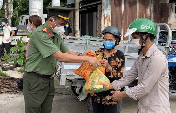 'Những chuyến xe nghĩa tình' hỗ trợ tỉnh Đồng Nai phòng chống dịch Covid-19