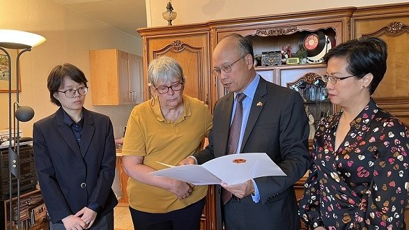 dai su quan viet nam tai phap tham hoi va chia buon voi gia quyen ba raymonde dien