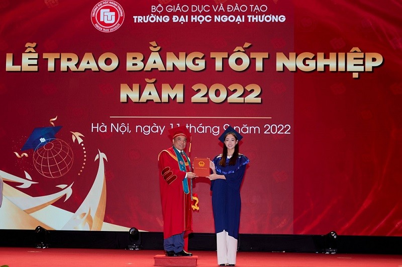Hoa hậu Lương Thùy Linh nhận bằng tốt nghiệp đại học loại xuất sắc