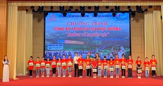 Tour du lịch học đường 'Hướng về nguồn cội' ở miền đất Tổ