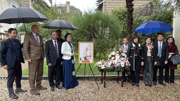 hanh trinh theo dau chan bac ho tai phap