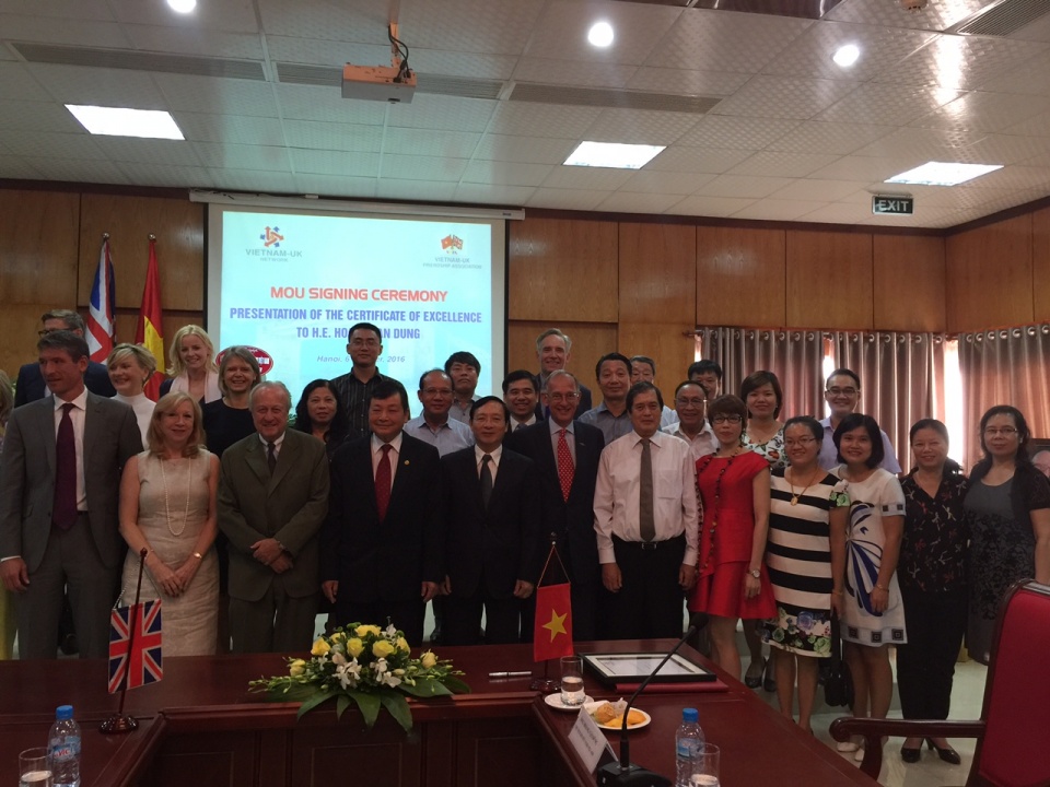 mang luoi viet anh tang cuong hop tac voi viet nam