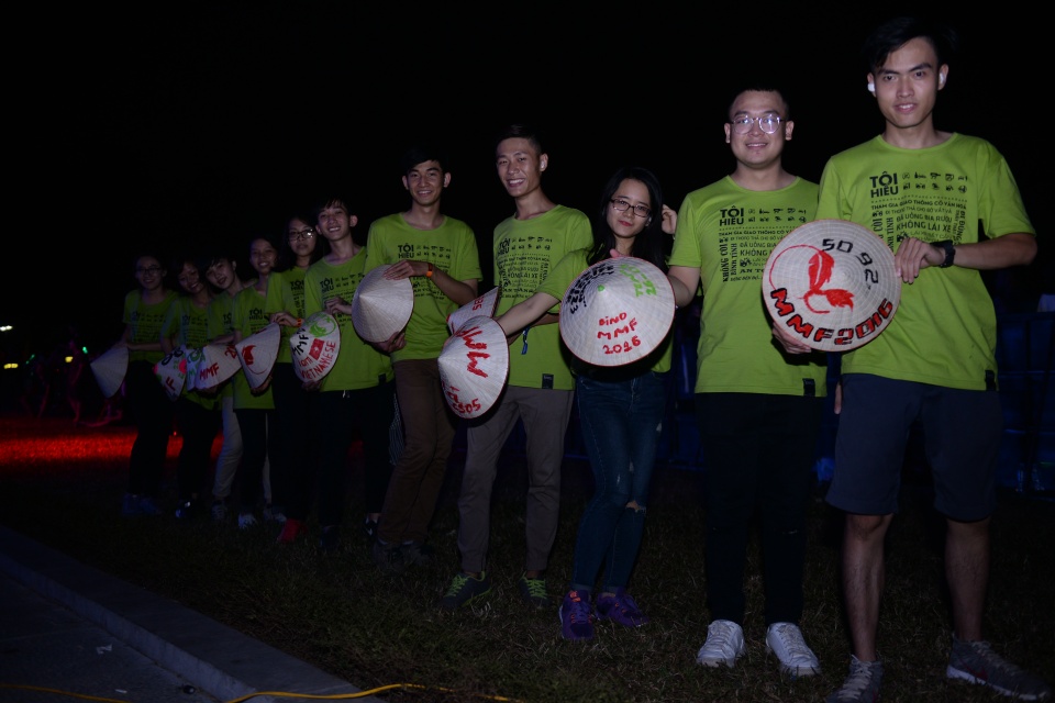 hang nghin khan gia da den voi dem gio mua dau tien