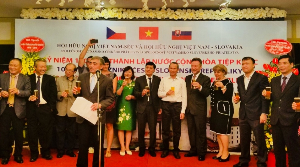 gap mat huu nghi nhan 100 nam thanh lap nuoc cong hoa tiep khac