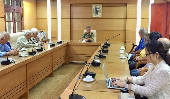 doan su gia huu nghi my voi hanh trinh xuyen viet