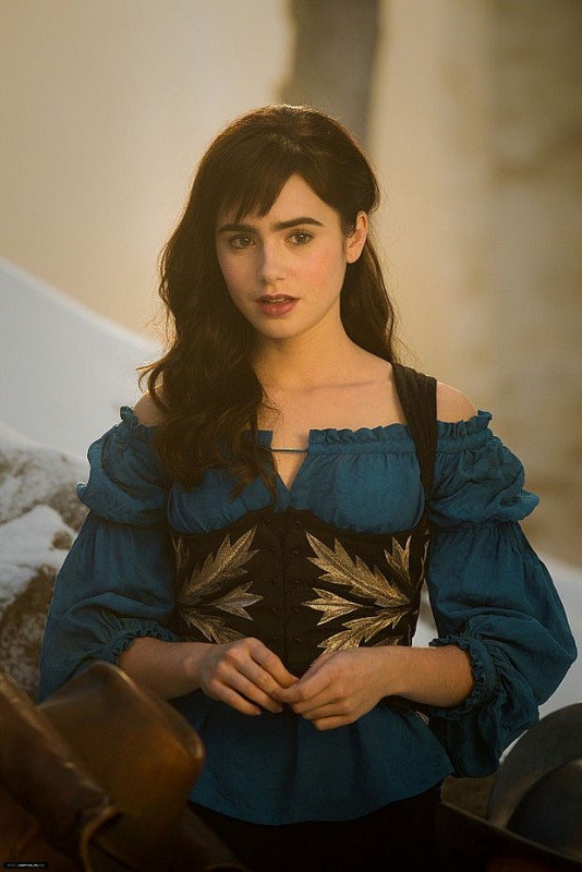 Lily Collins và nhan sắc hút hồn từ trong phim tới đời thực
