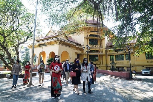 Độc đáo tour bộ hành ''Kiến trúc Pháp trong lòng Hà Nội'