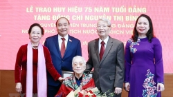 Trao tặng Huy hiệu 75 năm tuổi Đảng cho nguyên Phó Chủ tịch nước Nguyễn Thị Bình