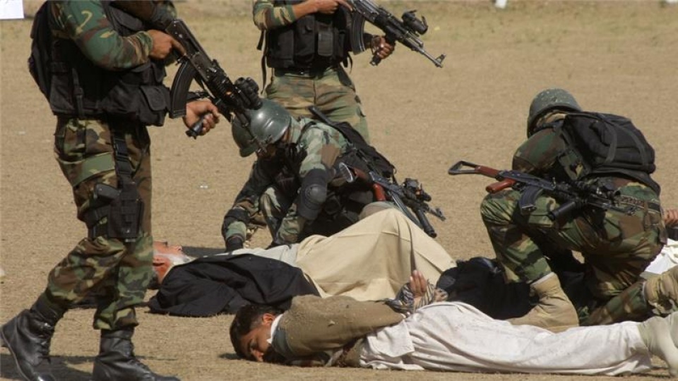 pakistan thiet hai 13 gdp vi chong khung bo