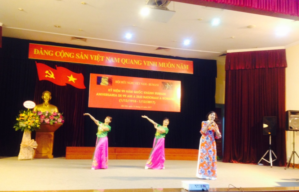 gap go huu nghi nhan quoc khanh romania