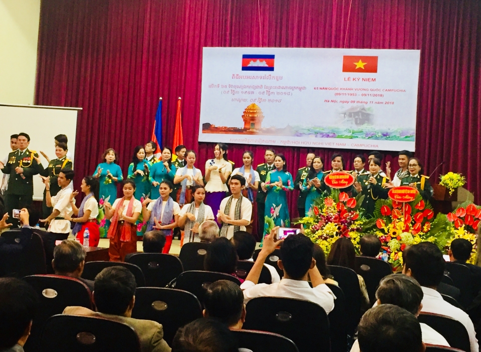 Gặp gỡ hữu nghị kỷ niệm 65 năm Quốc khánh Campuchia gap go huu nghi ky niem 65 nam quoc khanh campuchia