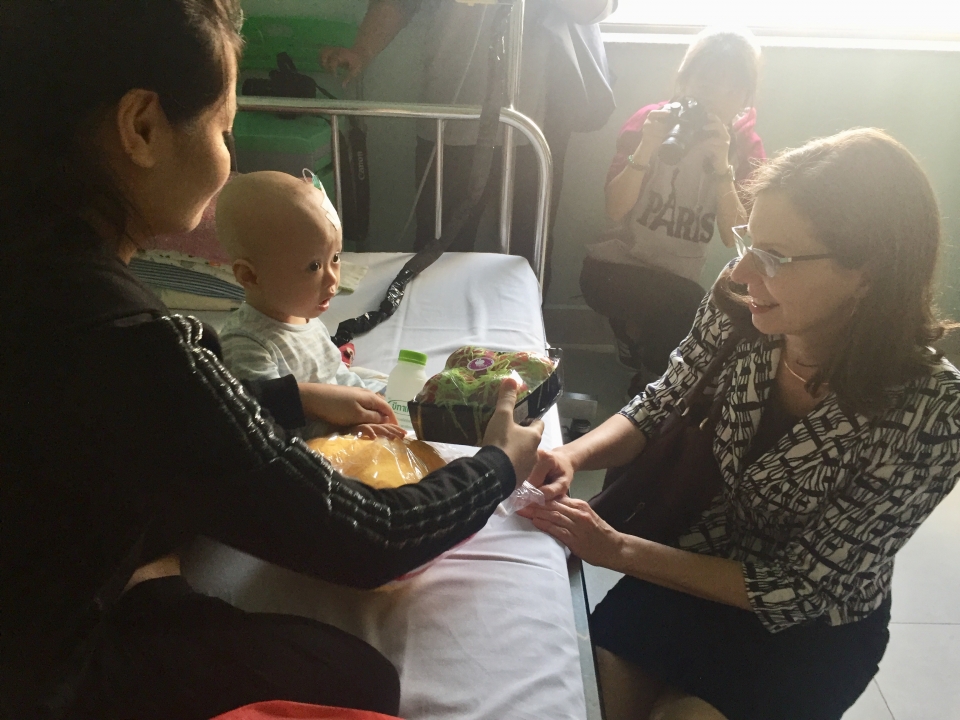 dai su canada den tham cac benh nhan nhi viet nam