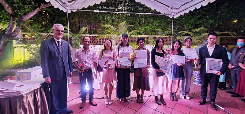 Trao giải Cuộc thi trang trí nghệ thuật Gấu Buddy tại Việt Nam