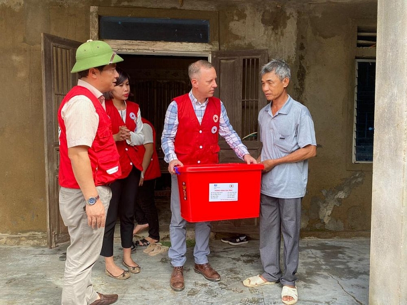 Đại sứ Anh thăm khu vực chịu ảnh hưởng bởi lũ lụt tại Quảng Bình