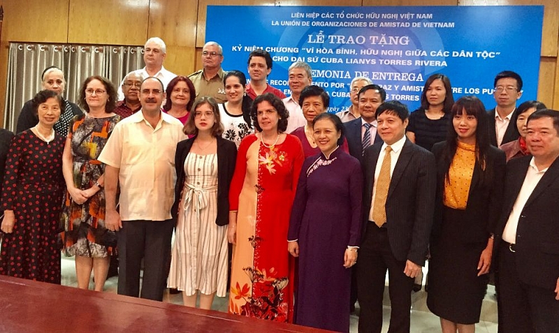 Trao tặng Kỷ niệm chương Vì hòa bình, hữu nghị giữa các dân tộc cho Đại sứ Cuba tại Việt Nam