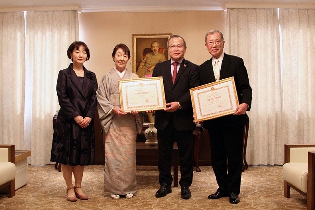 Bộ Ngoại giao trao bằng khen cho nhà sưu tập tranh Nhật Bản