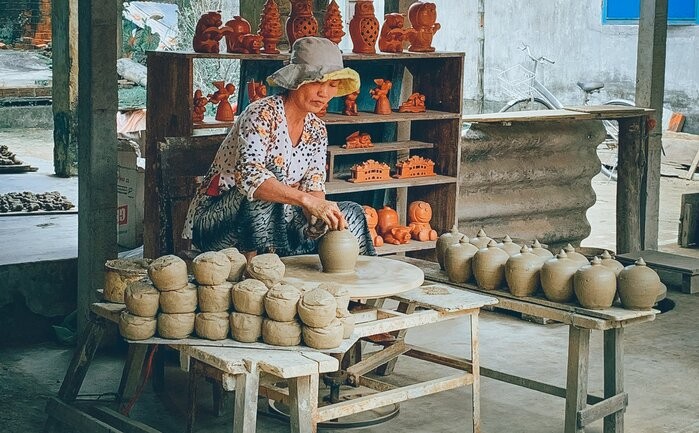 Nghệ nhân làng gốm Thanh Hà (Hội An) tỉ mỉ với từng sản phẩm thủ công. (Nguồn: Vinpearl)