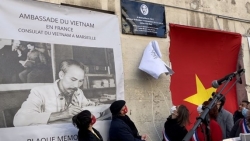 Gắn biển tưởng niệm Chủ tịch Hồ Chí Minh tại thành phố Marseille (Pháp)