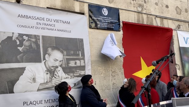 Gắn biển tưởng niệm Chủ tịch Hồ Chí Minh tại thành phố Marseille (Pháp)