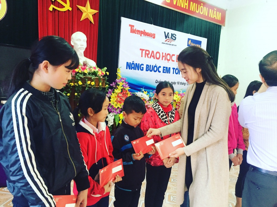 hoa hau my linh mang niem vui den cho hoc sinh vung lu