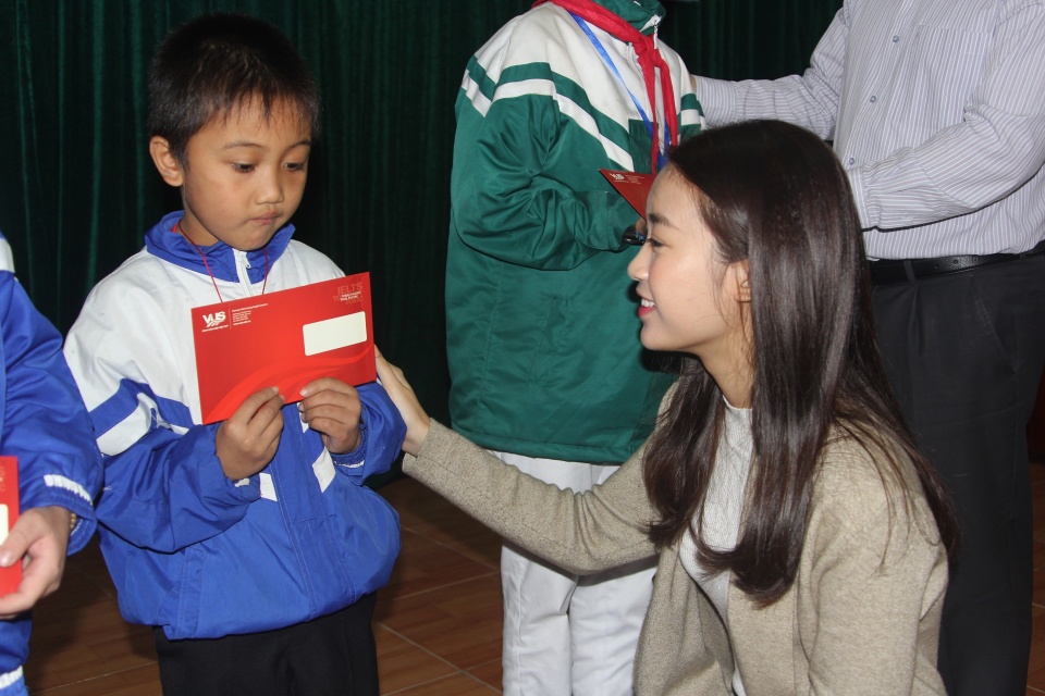 hoa hau my linh mang niem vui den cho hoc sinh vung lu