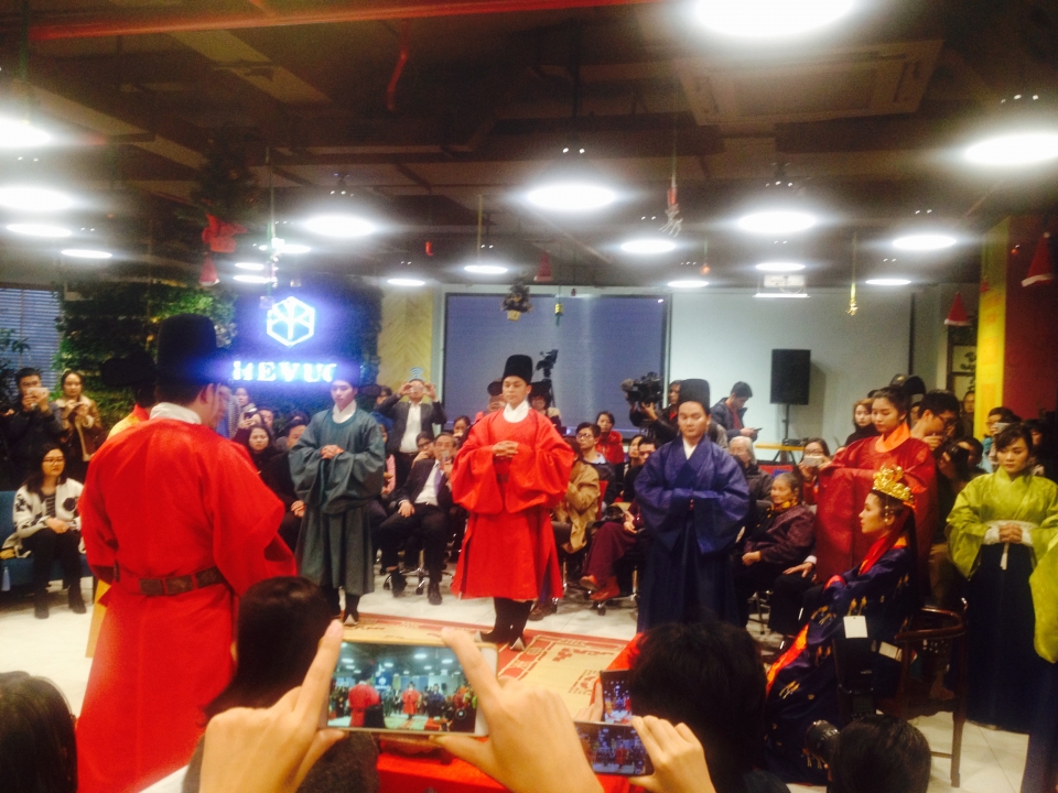 phuc dung trang phuc va nghi le thoi le so