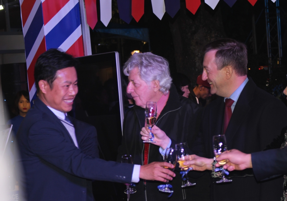 trien lam anh tham tinh huu nghi viet phap