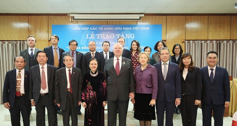 Trao tặng Kỷ niệm chương cho Đại sứ Nga Konstantin Vnukov Trao tặng Kỷ niệm chương Vì hòa bình, hữu nghị giữa các dân tộc cho Đại sứ Nga Konstantin Vnukov