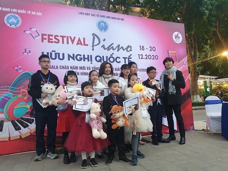 Tưng bừng Liên hoan nghệ thuật hữu nghị quốc tế tại phố đi bộ Hồ Gươm