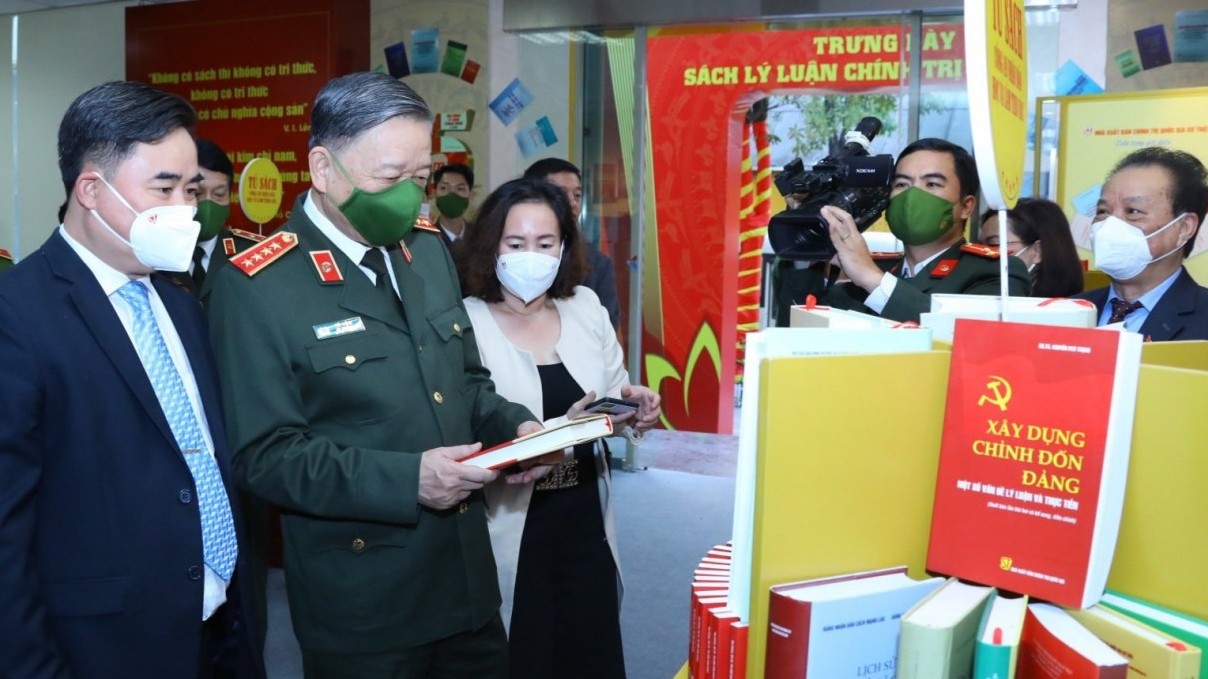 gioi thieu sach nhung diem moi ve an ninh quoc gia trong van kien dai hoi xiii cua dang