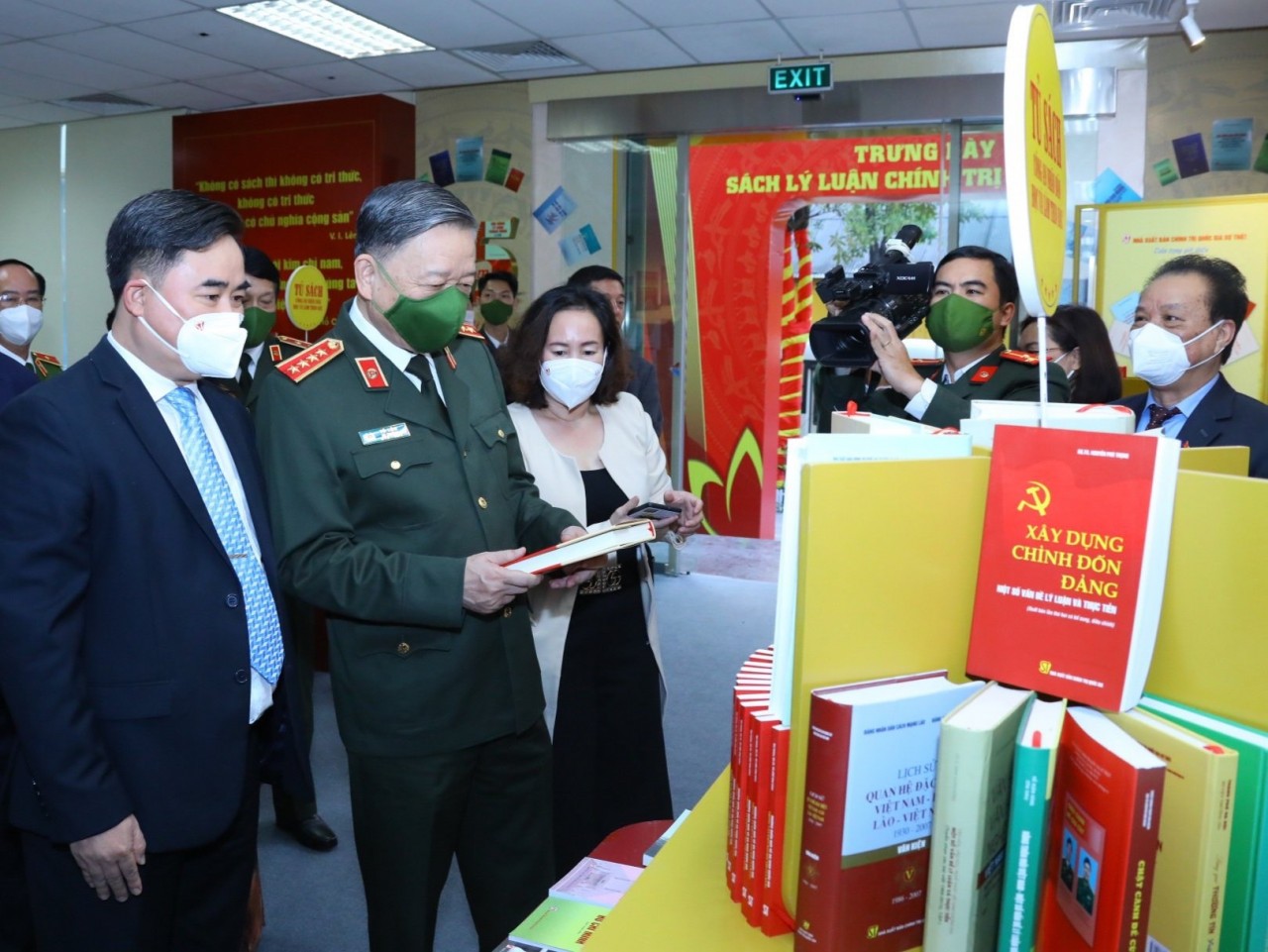 Giới thiệu sách Những điểm mới về an ninh quốc gia trong Văn kiện Đại hội XIII của Đảng