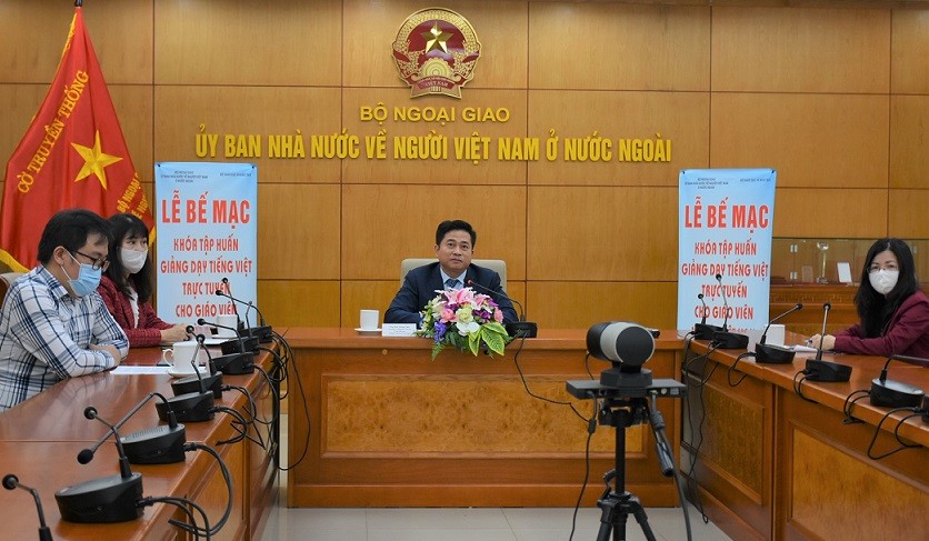 Gần 300 giáo viên học kiều đã tham gia khóa tập huấn giảng dạy tiếp Việt năm 2021 Gần 300 giáo viên học kiều đã tham gia khóa tập huấn giảng dạy tiếp Việt năm 2021