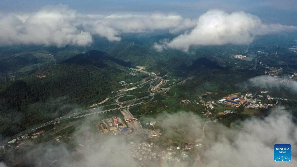 Khung cảnh mùa thu 'vắt ngang qua' Trung Quốc