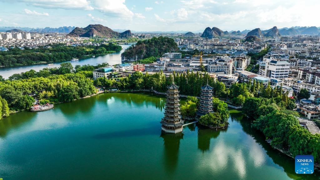 Khung cảnh mùa thu 'vắt ngang qua' Trung Quốc