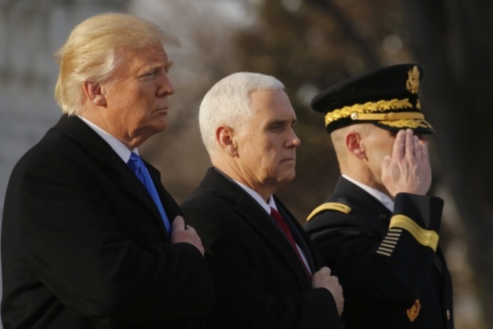 Ông Trump đặt vòng hoa tại nghĩa trang quốc gia ong trump dat vong hoa tai nghia trang quoc gia