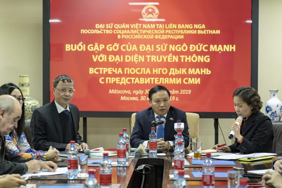 dai su quan viet nam tai nga gap go bao chi nhan dip xuan ky hoi