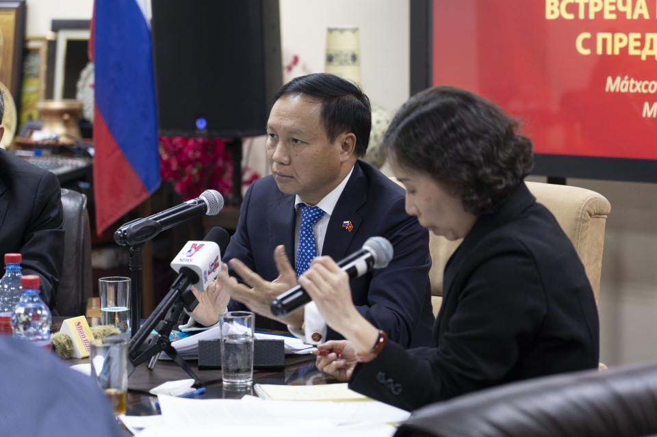 dai su quan viet nam tai nga gap go bao chi nhan dip xuan ky hoi