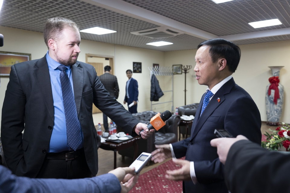 dai su quan viet nam tai nga gap go bao chi nhan dip xuan ky hoi