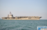 nguoi da nang hao hung xem ban nhac hai quan my bieu dien