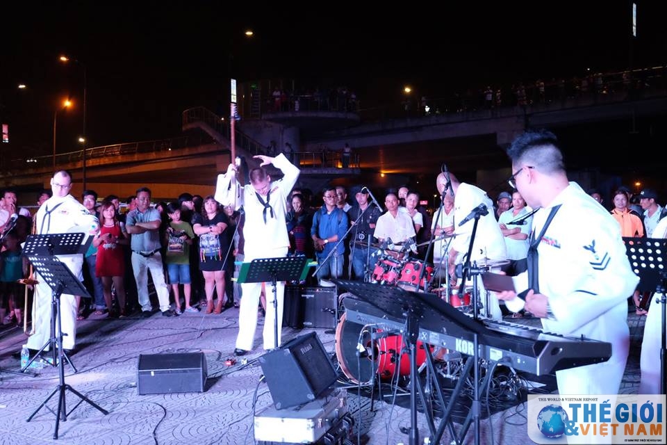 nguoi da nang hao hung xem ban nhac hai quan my bieu dien