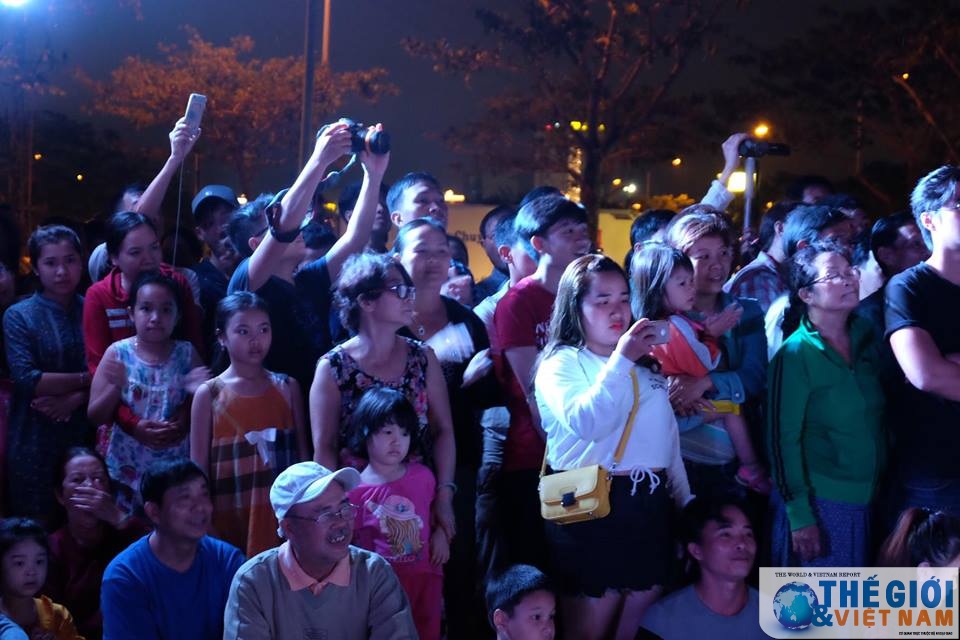 nguoi da nang hao hung xem ban nhac hai quan my bieu dien