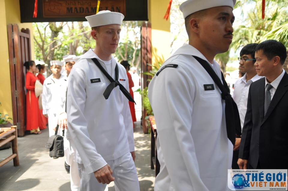 dau bep tau san bay my trai nghiem nau mon viet