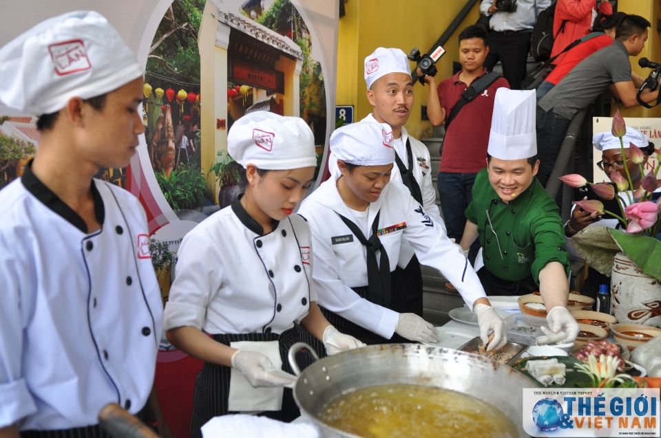 dau bep tau san bay my trai nghiem nau mon viet