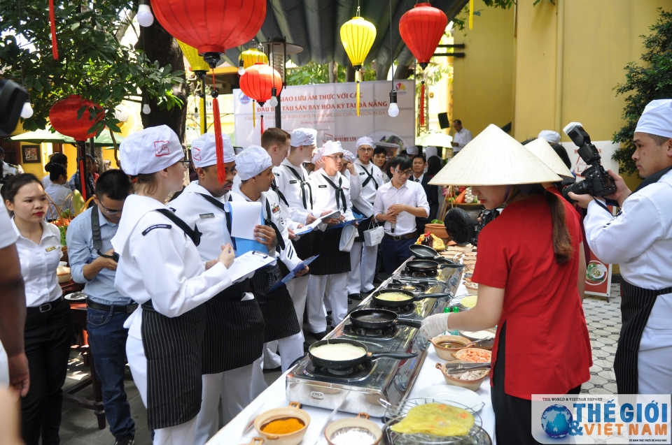 dau bep tau san bay my trai nghiem nau mon viet