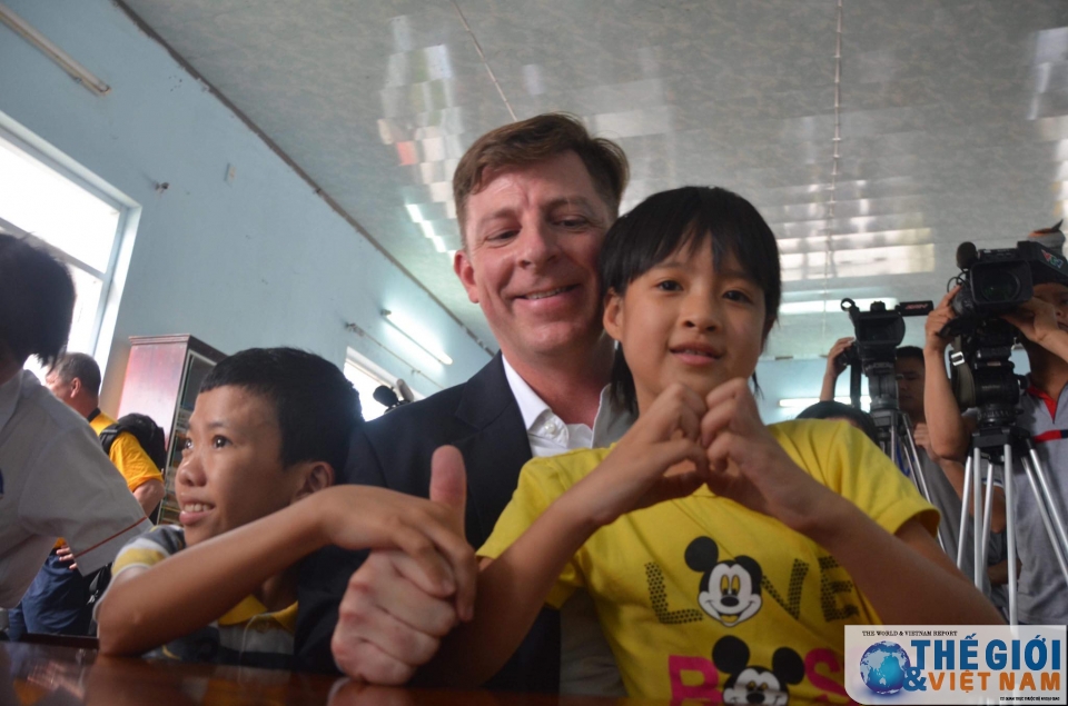 thuy thu tau uss carl vinson giao luu voi cac nan nhan chat doc da camdioxin