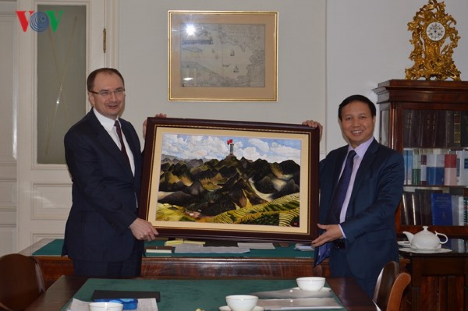 dai su ngo duc manh lam viec voi thong doc st petersburg