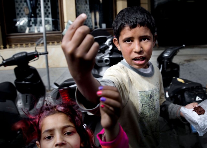 tre em ti nan syria vat va muu sinh tren duong pho lebanon