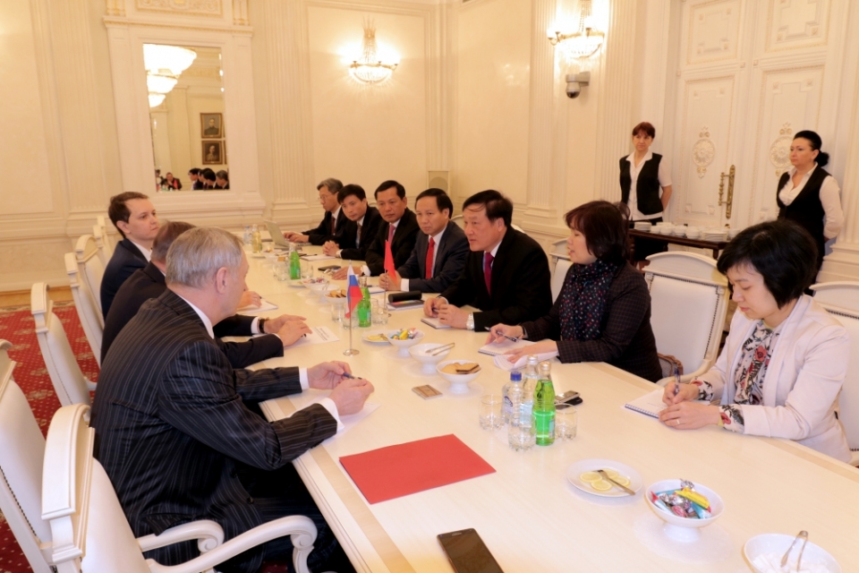 chanh an nguyen hoa binh tham lam viec tai lien bang nga